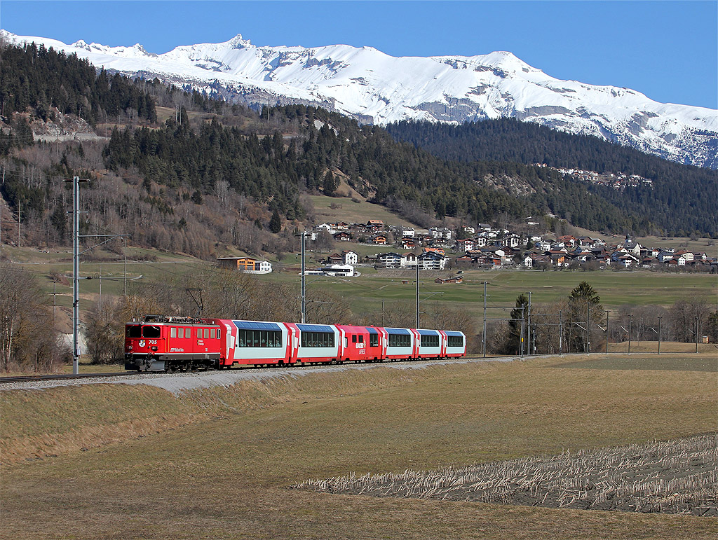 Güterzuglok vor dem GlacierExpreß