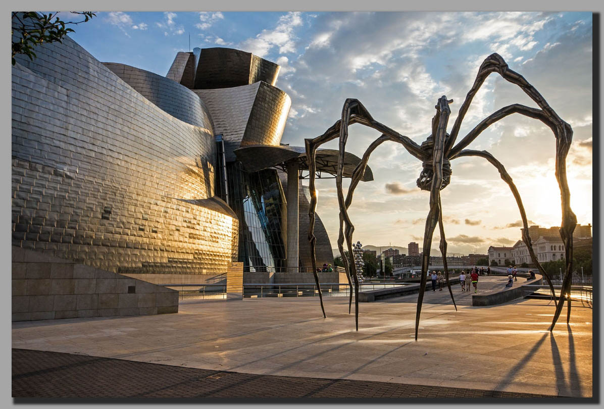 Guggenheim Museum mit Bronzespinne...