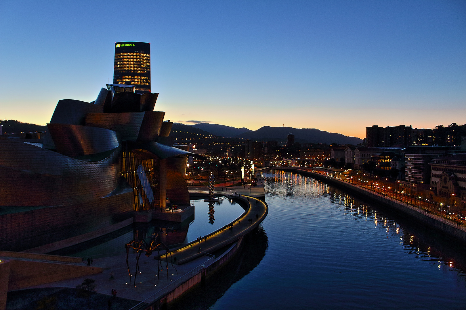 Guggenheimmuseum in der Abenddämmerung