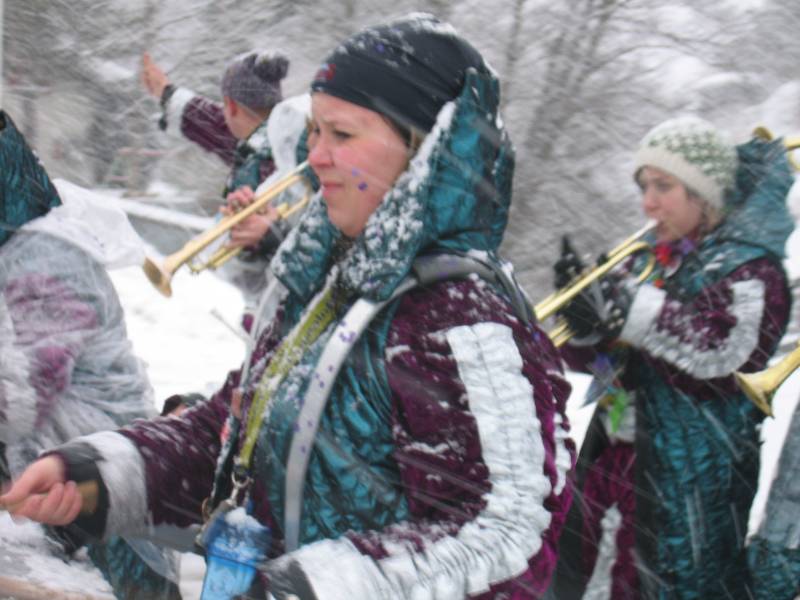 Guggenmusik im Schneetreiben