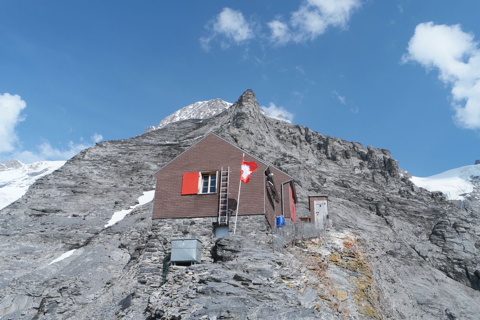 Guggihütte (2791m) unterhalb des Mönchplateau