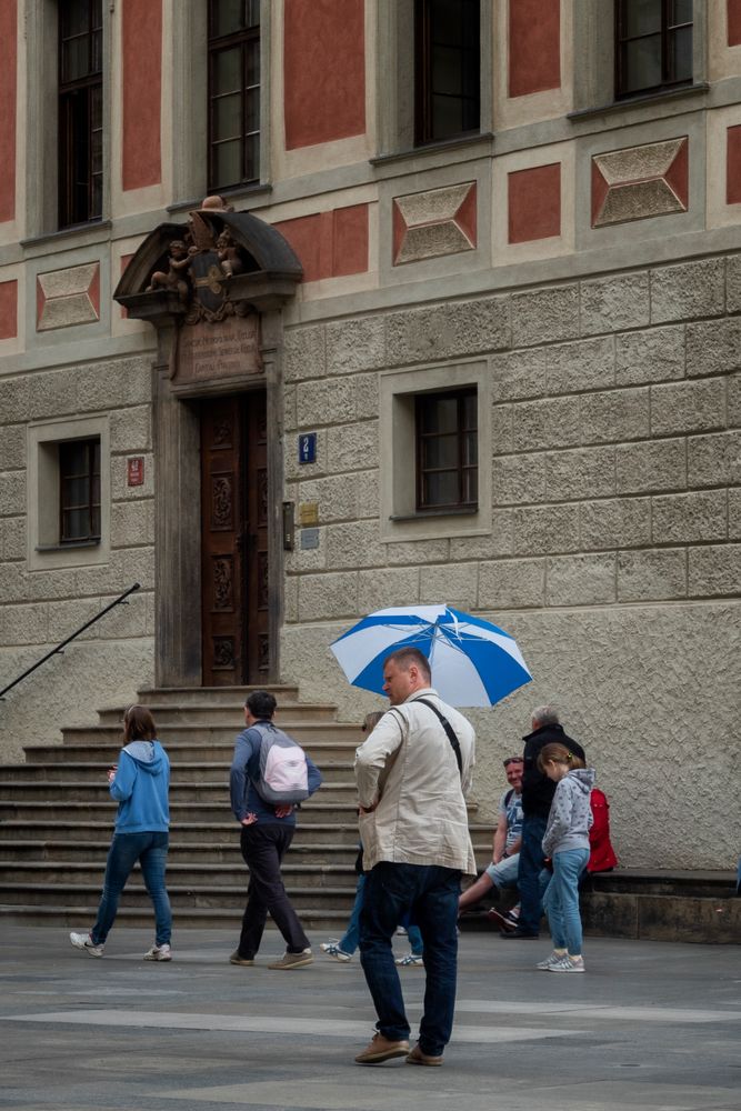 Guida turistica con ombrellino