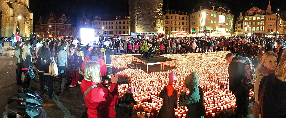 Guinness-Rekord mit 12.405 Teelichtern geglückt - 9. Lichterfest in Halle 2013