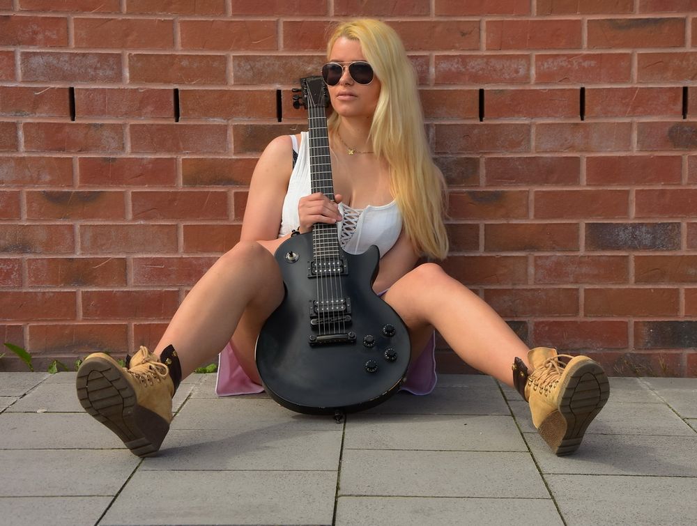 guitar_girl_miranda