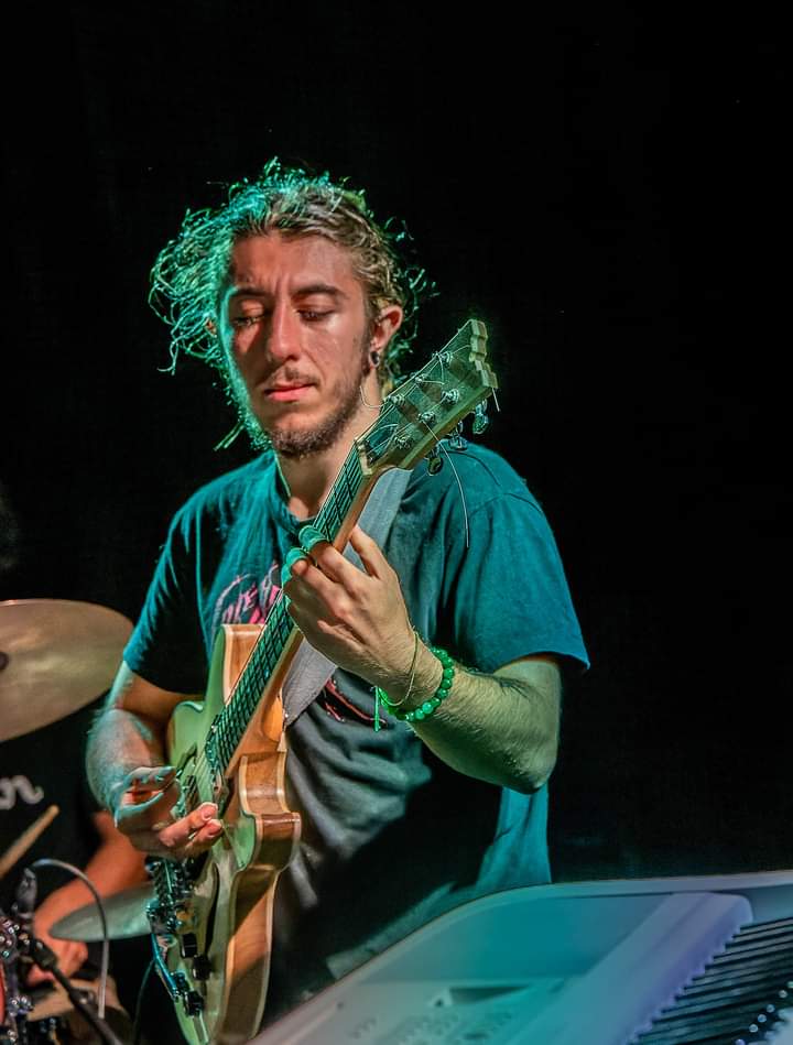 Guitariste au conservatoire de musique de Vitrolles. 