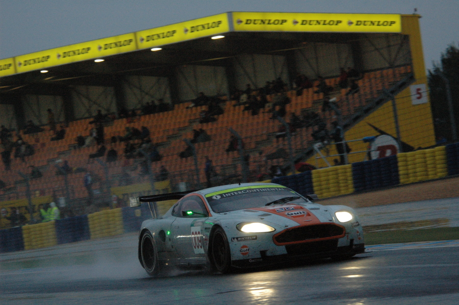 Gulf-Aston-Martin in der Dunlop-Schikane - Morgendliche Atmosphäre in Le Mans