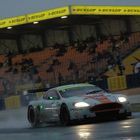 Gulf-Aston-Martin in der Dunlop-Schikane - Morgendliche Atmosphäre in Le Mans