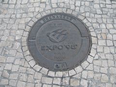 Gullideckel auf dem Gelände der Expo'98 in Lissabon