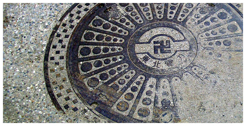 Gullideckel mit Manji bzw. Swastika in der Region Tôhoku, JAPAN