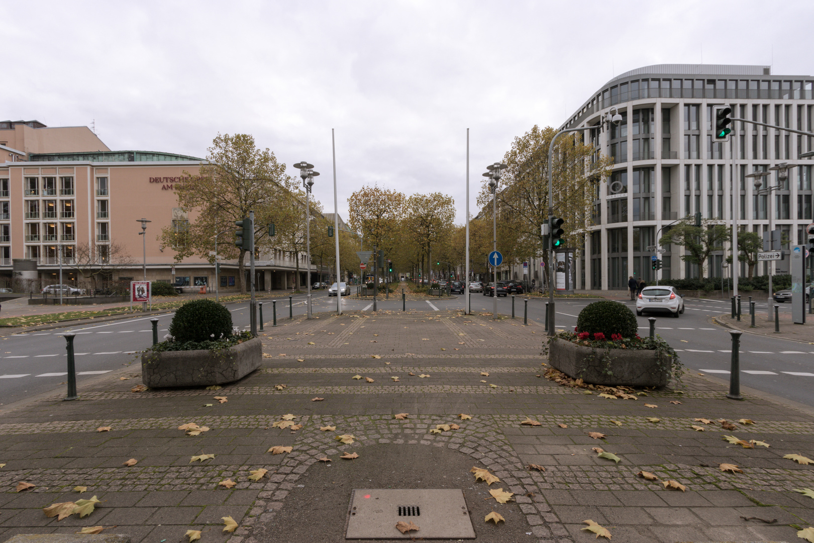 Gullydeckel in der Mitte der Heinrich-Heine-Allee