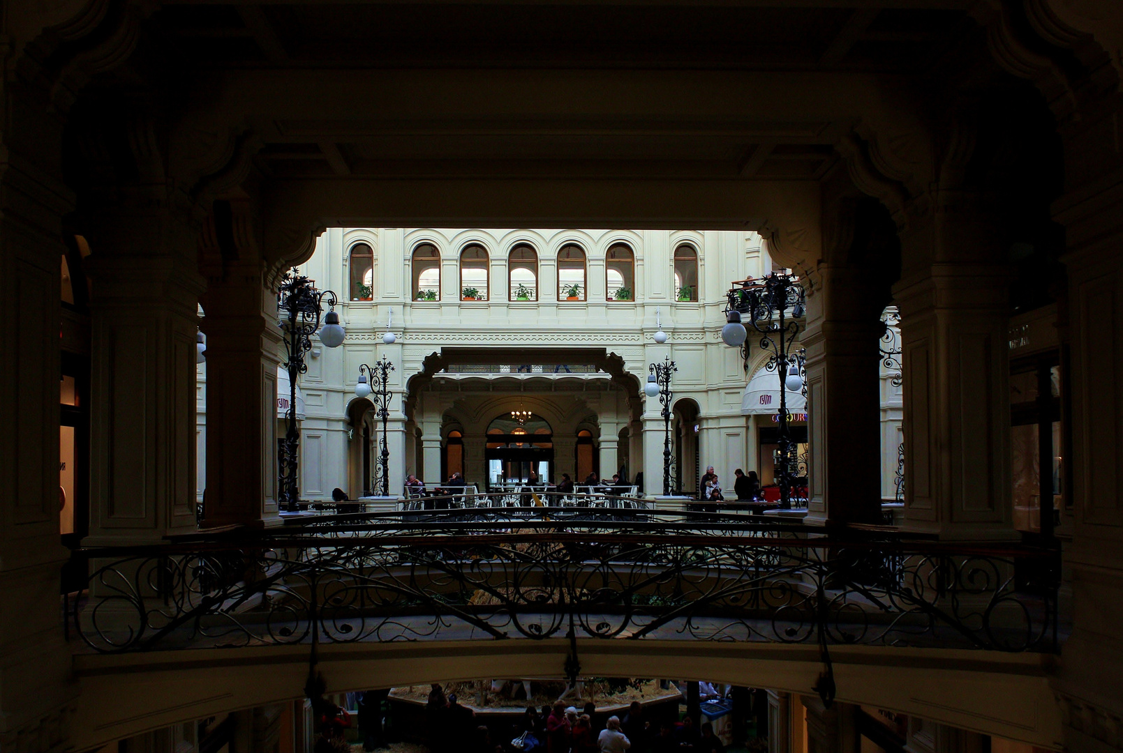 Gum passage and shopping center