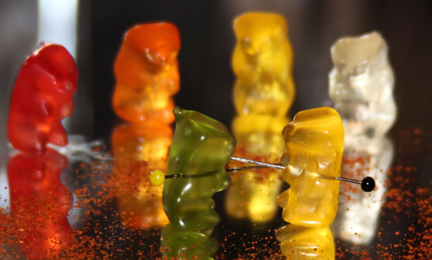 Gummibärchen-Duell Foto & Bild | experimente, gespiegelt, spezial ...