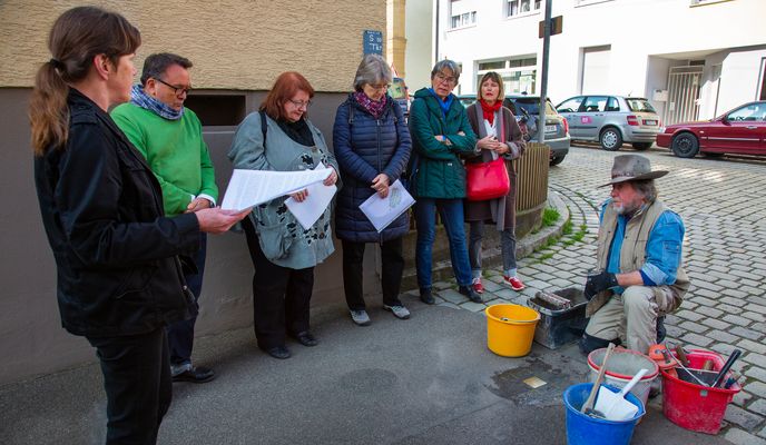 Gunter Demnig verlegt den Stolperstein für Eugen Prötzel