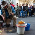 Gunter Demnig verlegt den Stolperstein für Friedrich Kühner