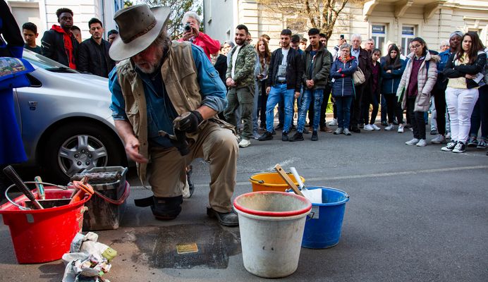 Gunter Demnig verlegt den Stolperstein für Friedrich Kühner