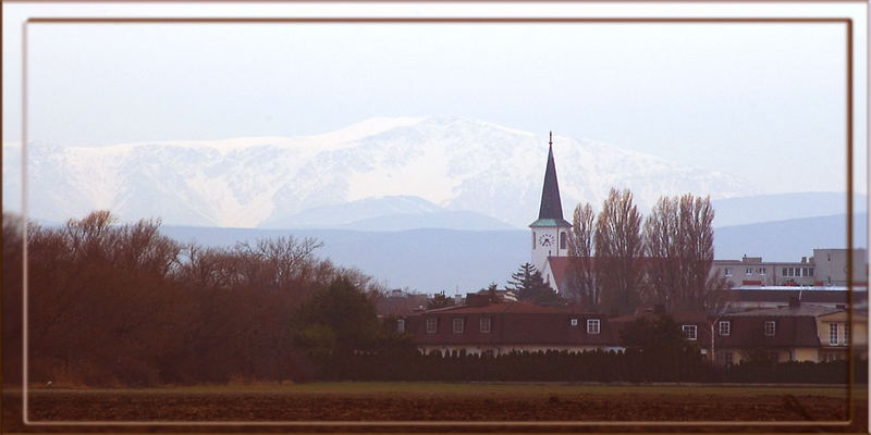 Guntramsdorf mit dem Schneeberg im Hintergrund