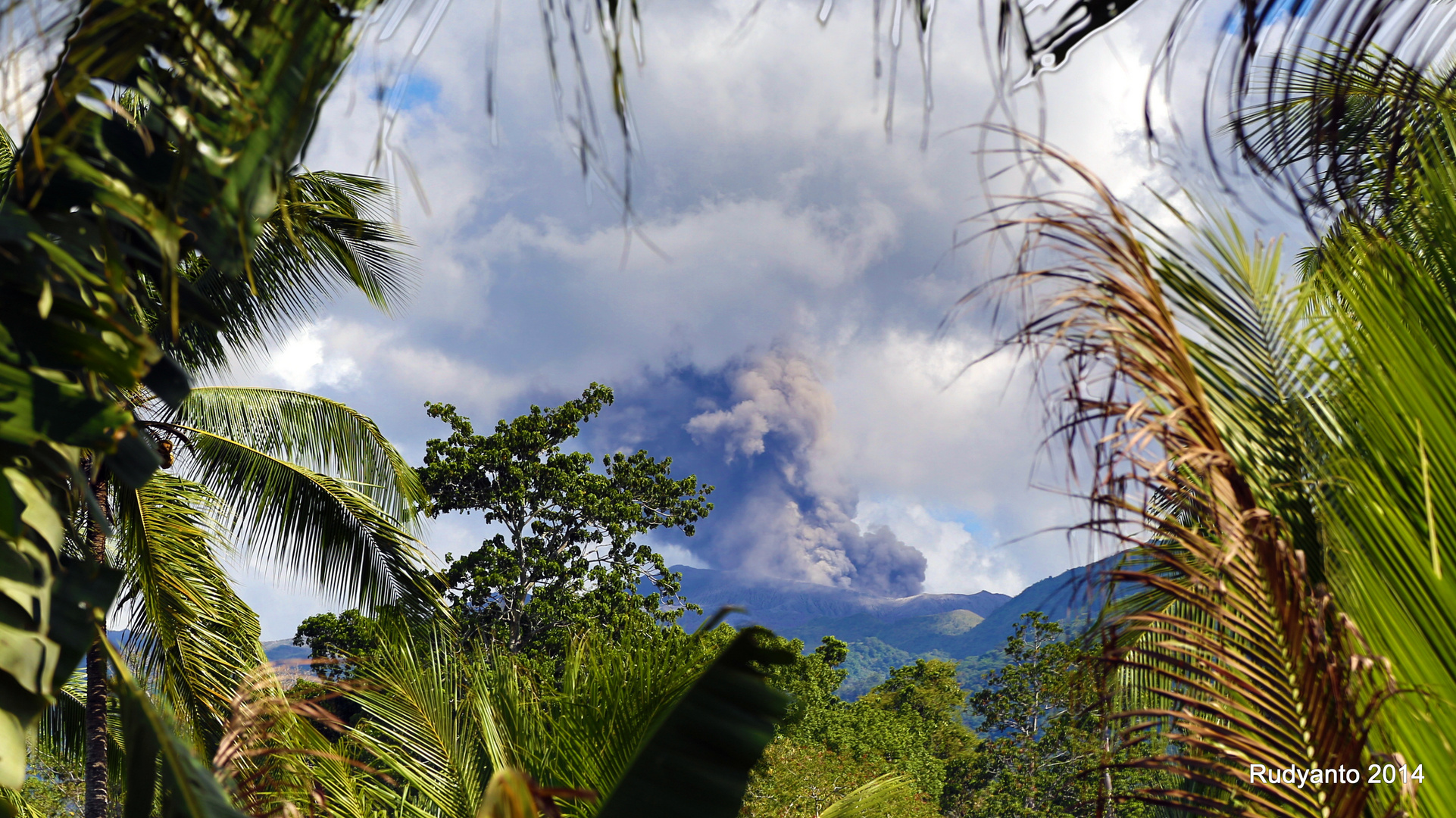 Gunung Dukono, Halmahera, Maluku Utara