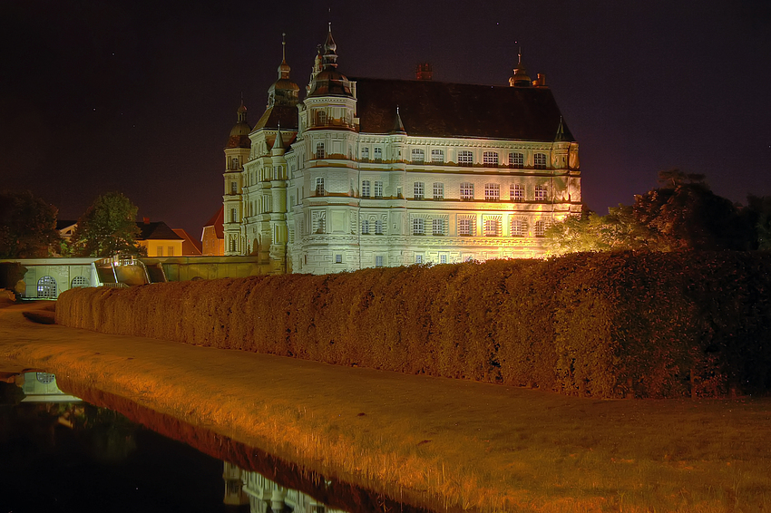 Gustrower Schloss bei Nacht