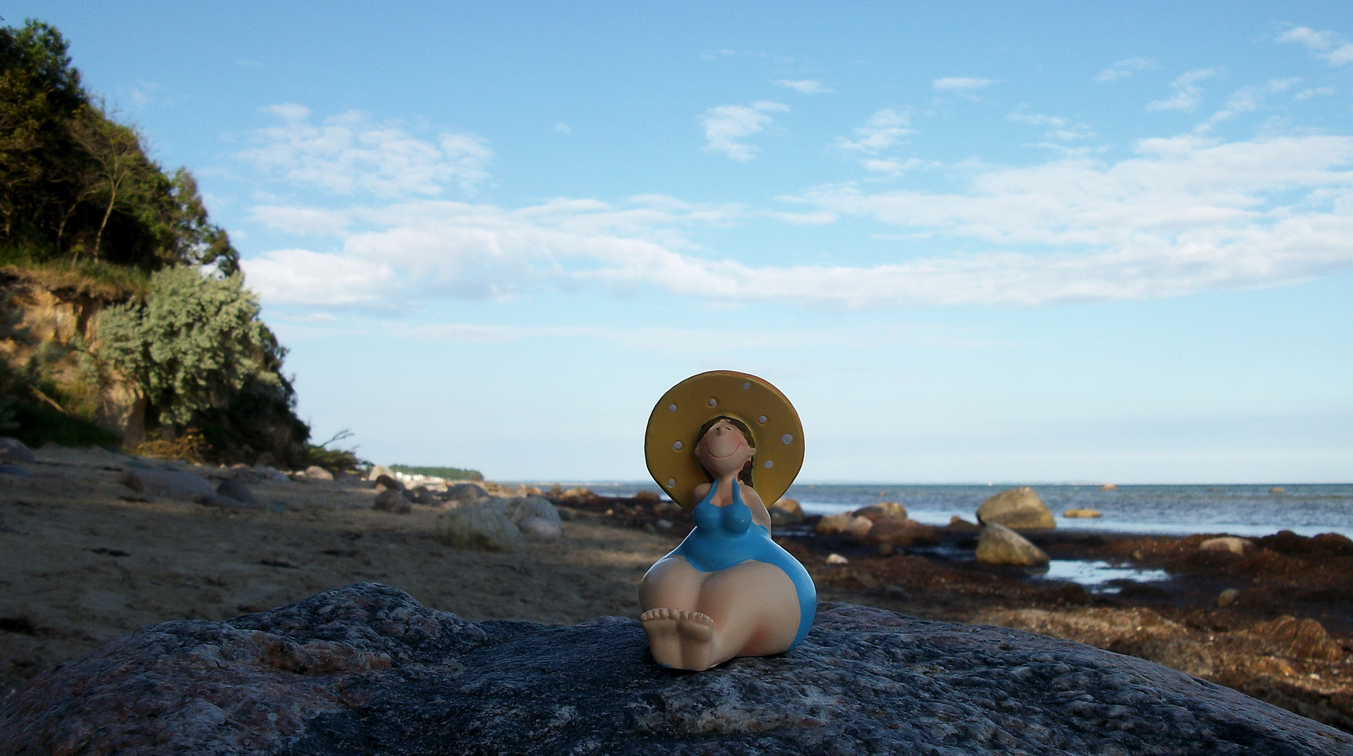 gut behütet am Strand