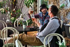 Gut gelaunt unter Freunden ...