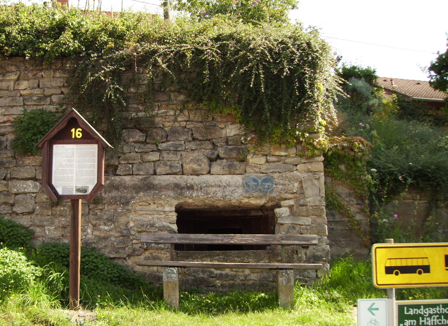 Gut getarnter Westwallbunker bei Wallendorf