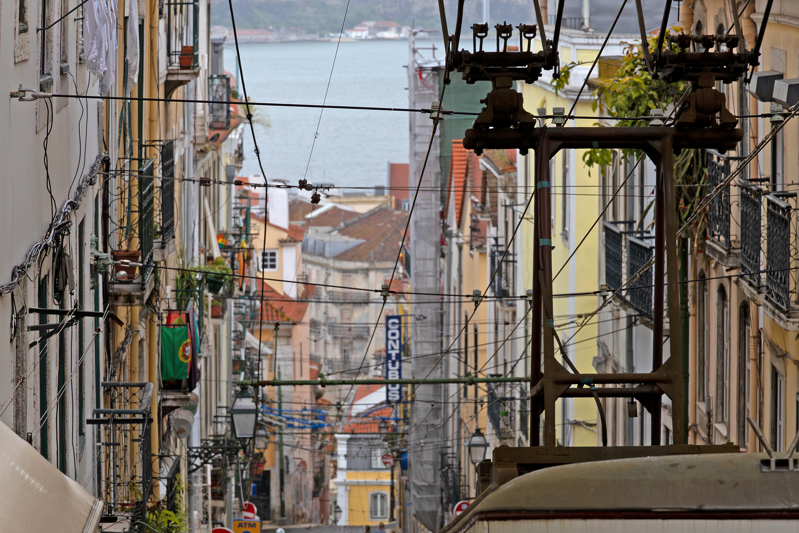 Gut verkabelt die Hügel in schmalen Gassen rauf und runter, Lissabon