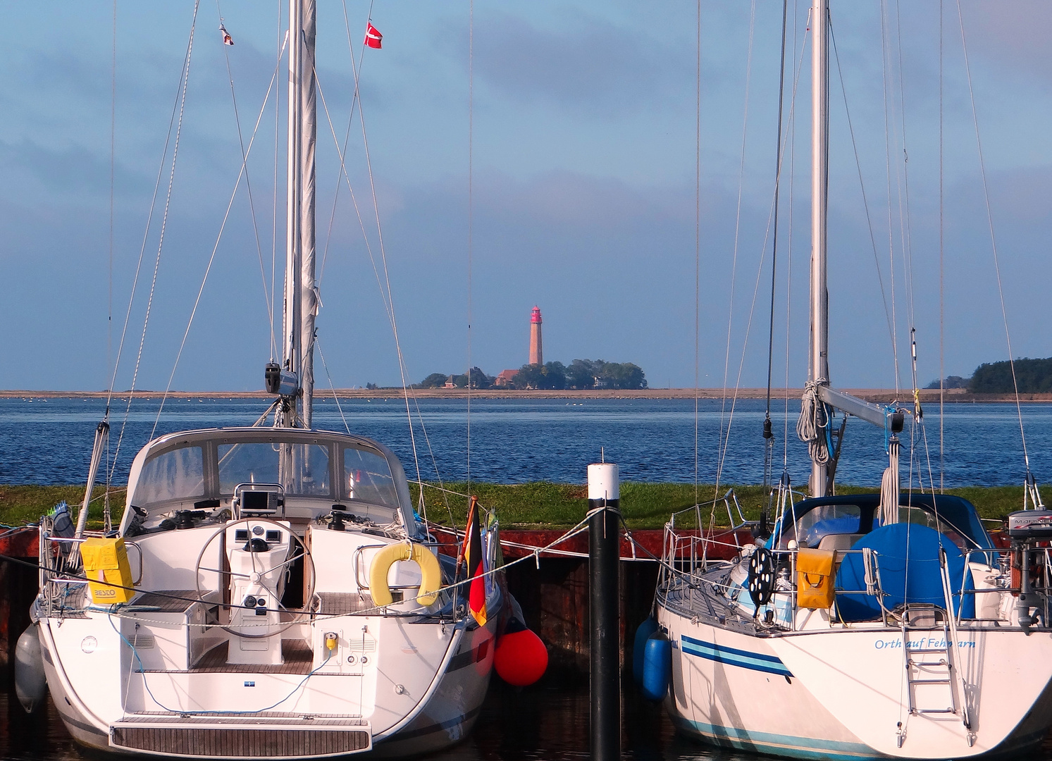 gute Sicht auf den Flügger Leuchtturm im Hafen von Orth