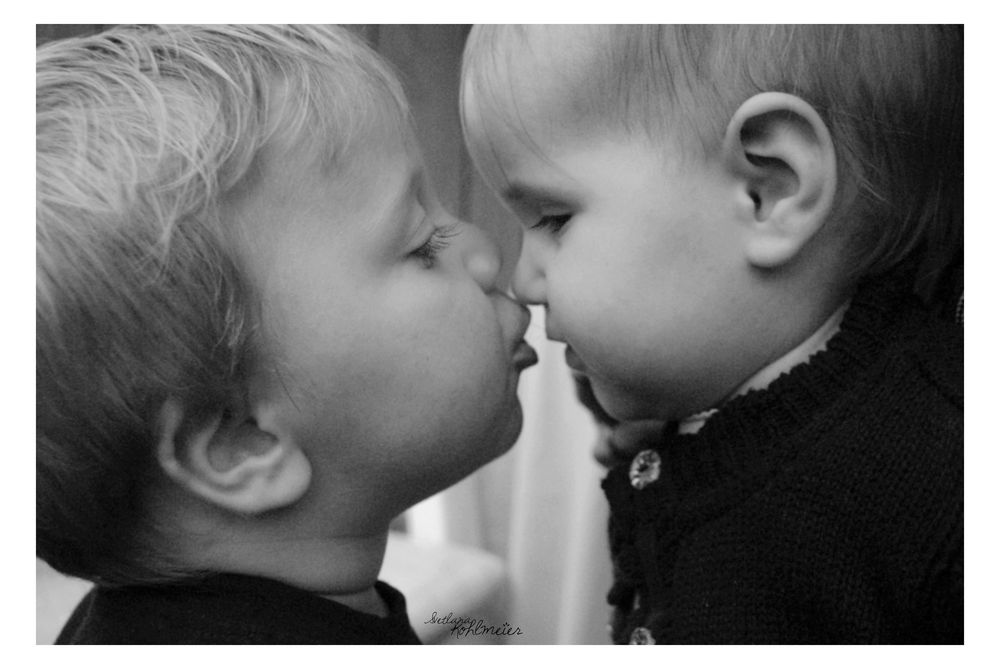 Guten Freunden gibt man ein Küsschen Foto & Bild kinder, kinder ab 2, menschen Bilder auf