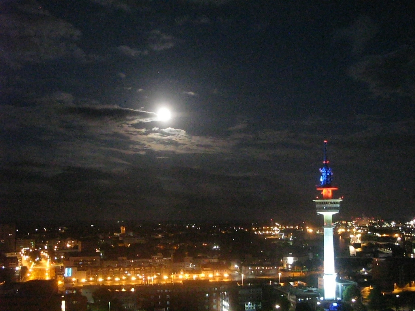 Guter Mond du gehst so helle - über Bremerhaven auf