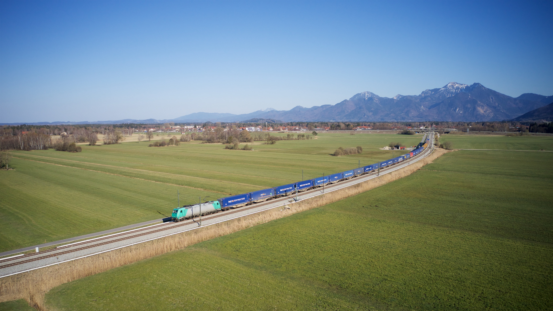 Gu?terzug am Chiemsee mit Alpen im Hintergrund