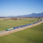 Gu?terzug am Chiemsee mit Alpen im Hintergrund