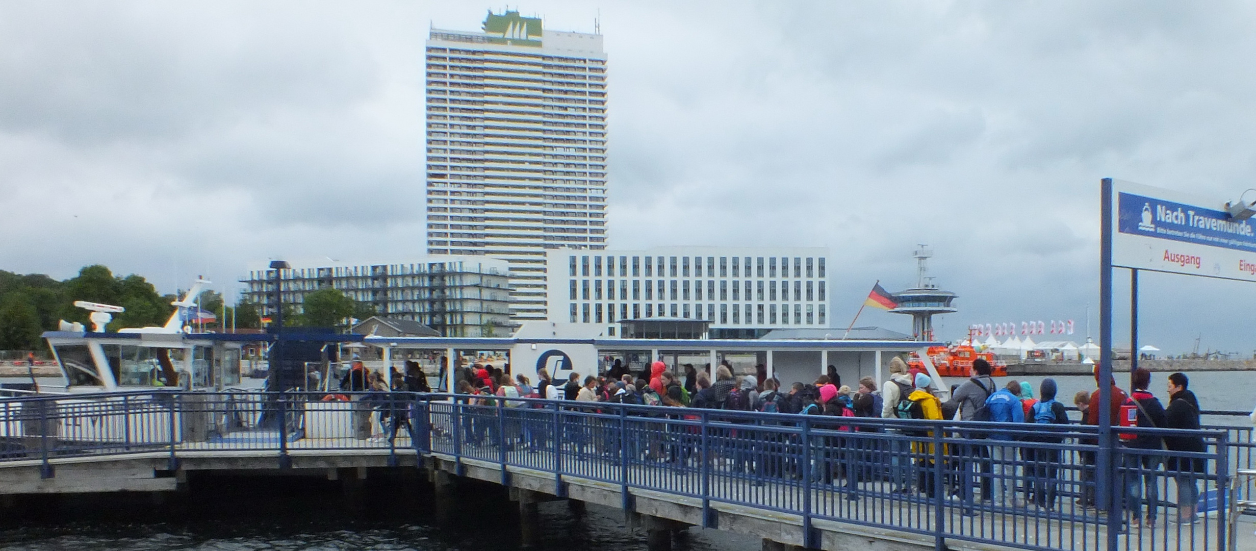 Gutes timing, denn die Personenfähre legte gerade an