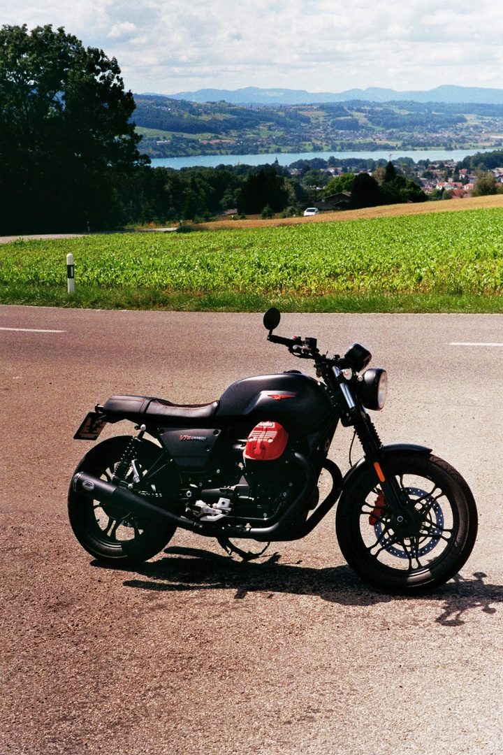 Guzzi vor dem Halwiler-See