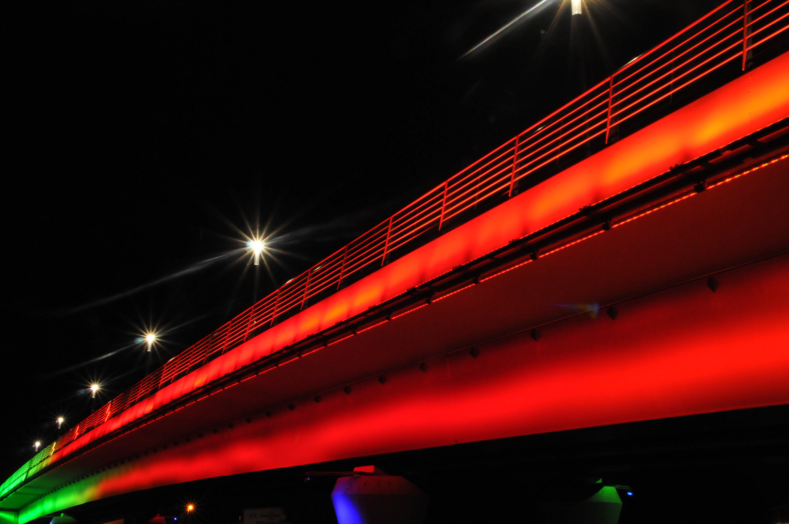 Györ, Brücke im Farbenspiel