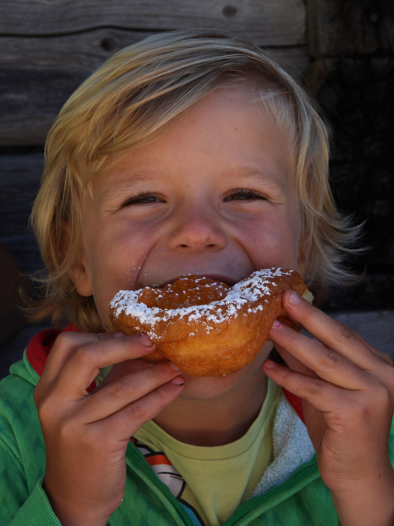 Ha, das schmeckt Foto &amp; Bild | bub, krapfen, menschen Bilder auf ...