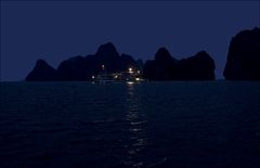 Ha Long Bucht, blaue Stunde