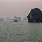 Ha Long Bucht, der Mann im Meer