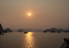 Ha Long Bucht im Abendlicht