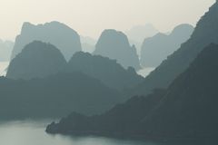 Ha Long Bucht im Dunst