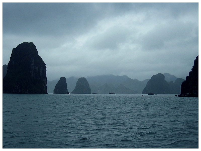 Ha Long Bucht im Nebel