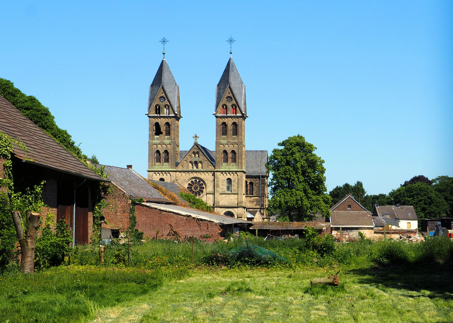 Habe gerade im Archiv den sogenannten Dom von Immerath gefunden ...er wurde bereits abgerissen ....