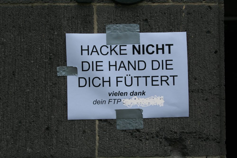 Hacke nicht die Hand die dich füttert...