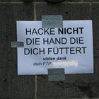 Hacke nicht die Hand die dich füttert...