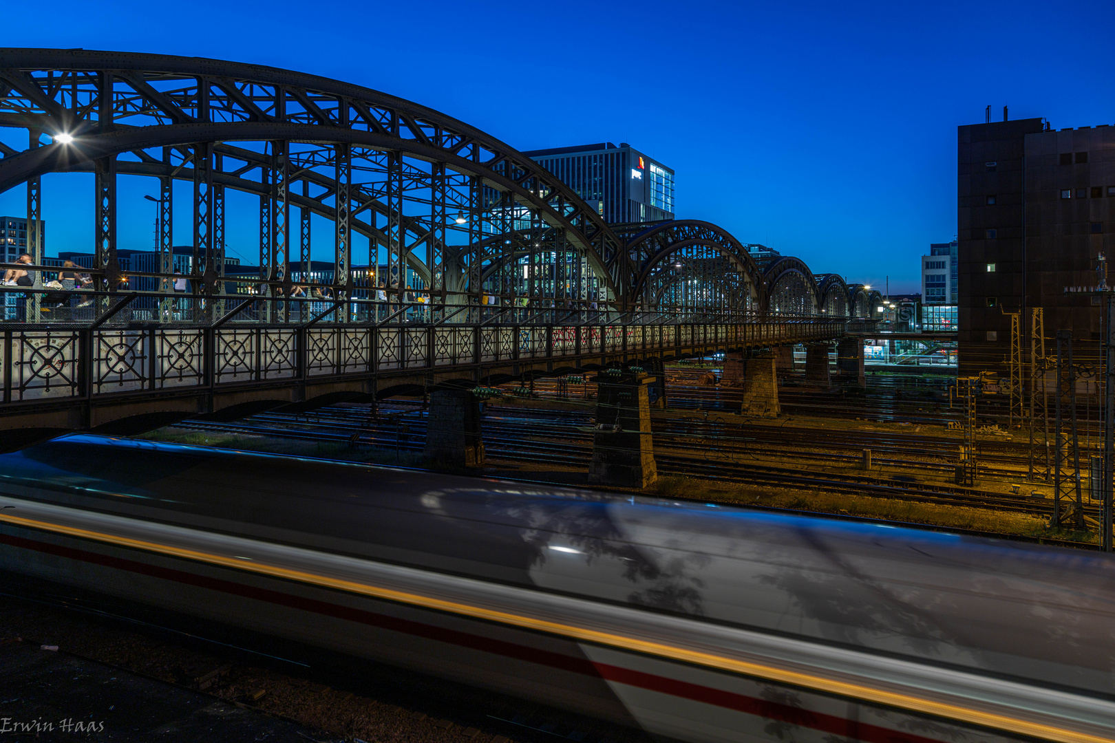 Hackerbrücke mit ICE