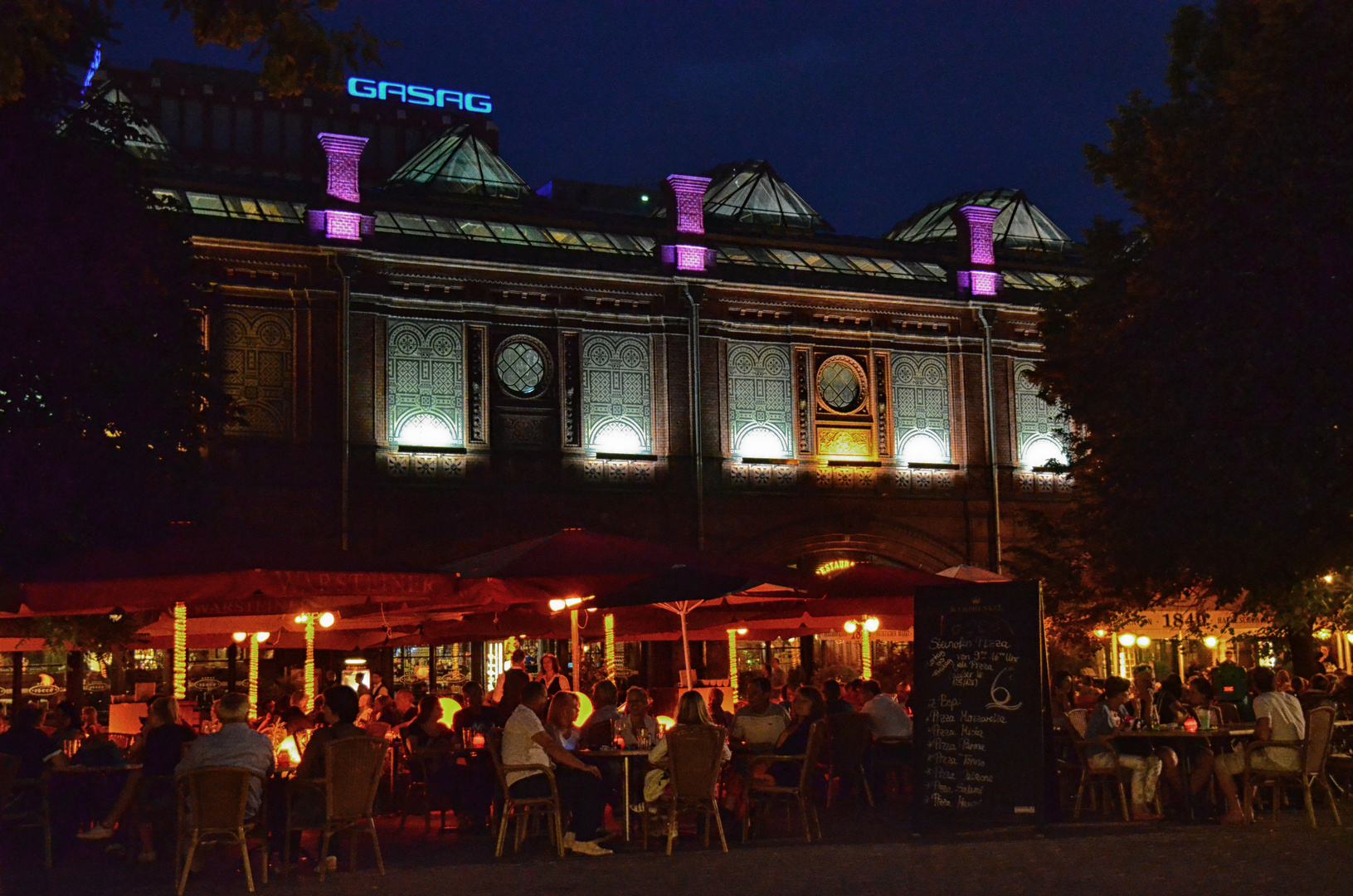 Hackescher Markt am Abend