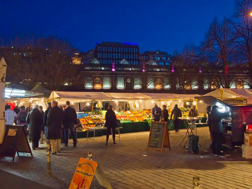 Hackescher Markt am Abend