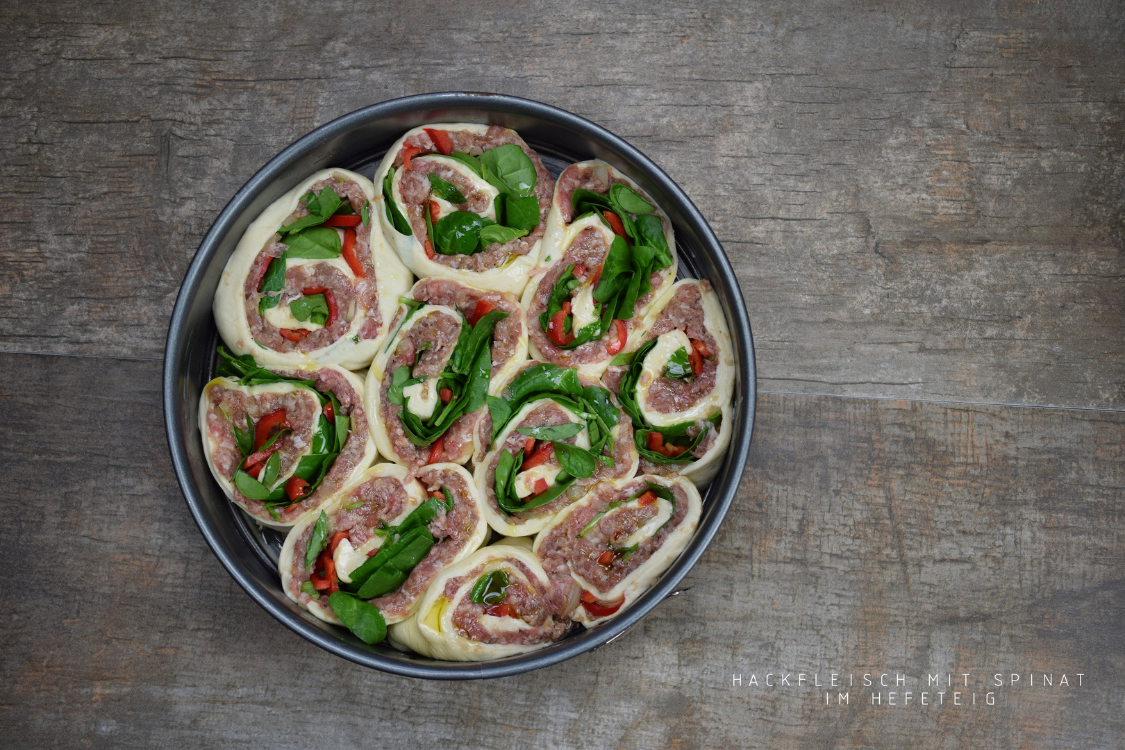 HACKFLEISCH IM HEFETEIG