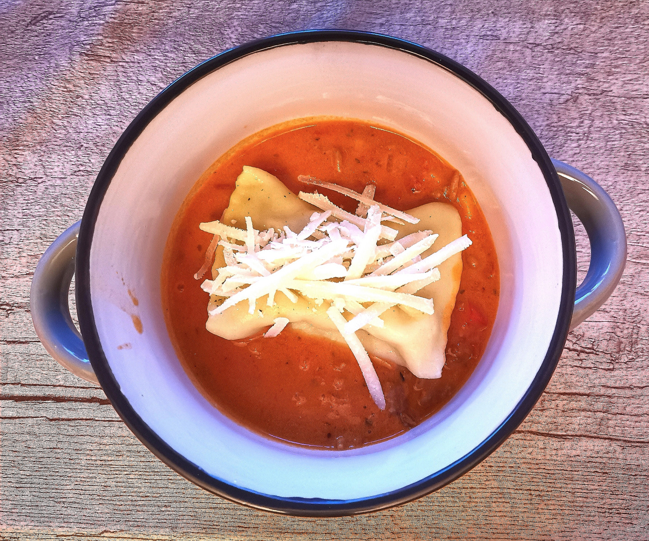 Hackfleischsuppe mit einer Maultasche und Parmesan Käse Foto &amp; Bild ...