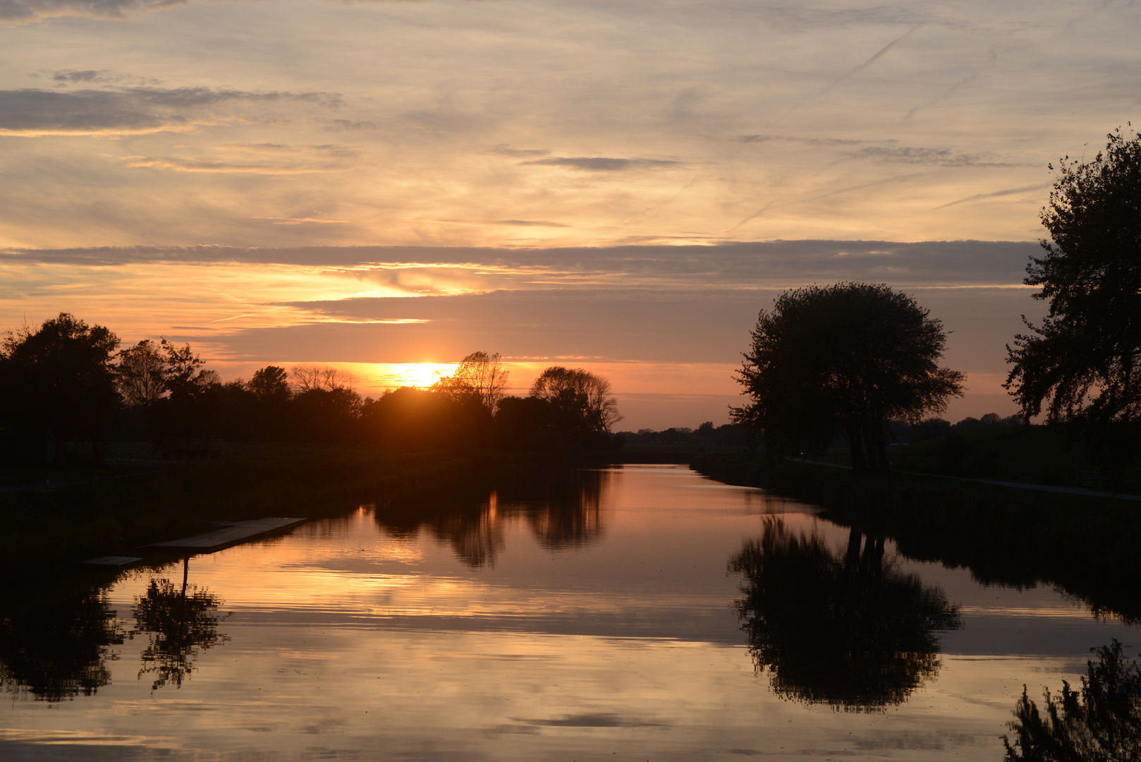 Hadelner Kanal bei Sonnenuntergang