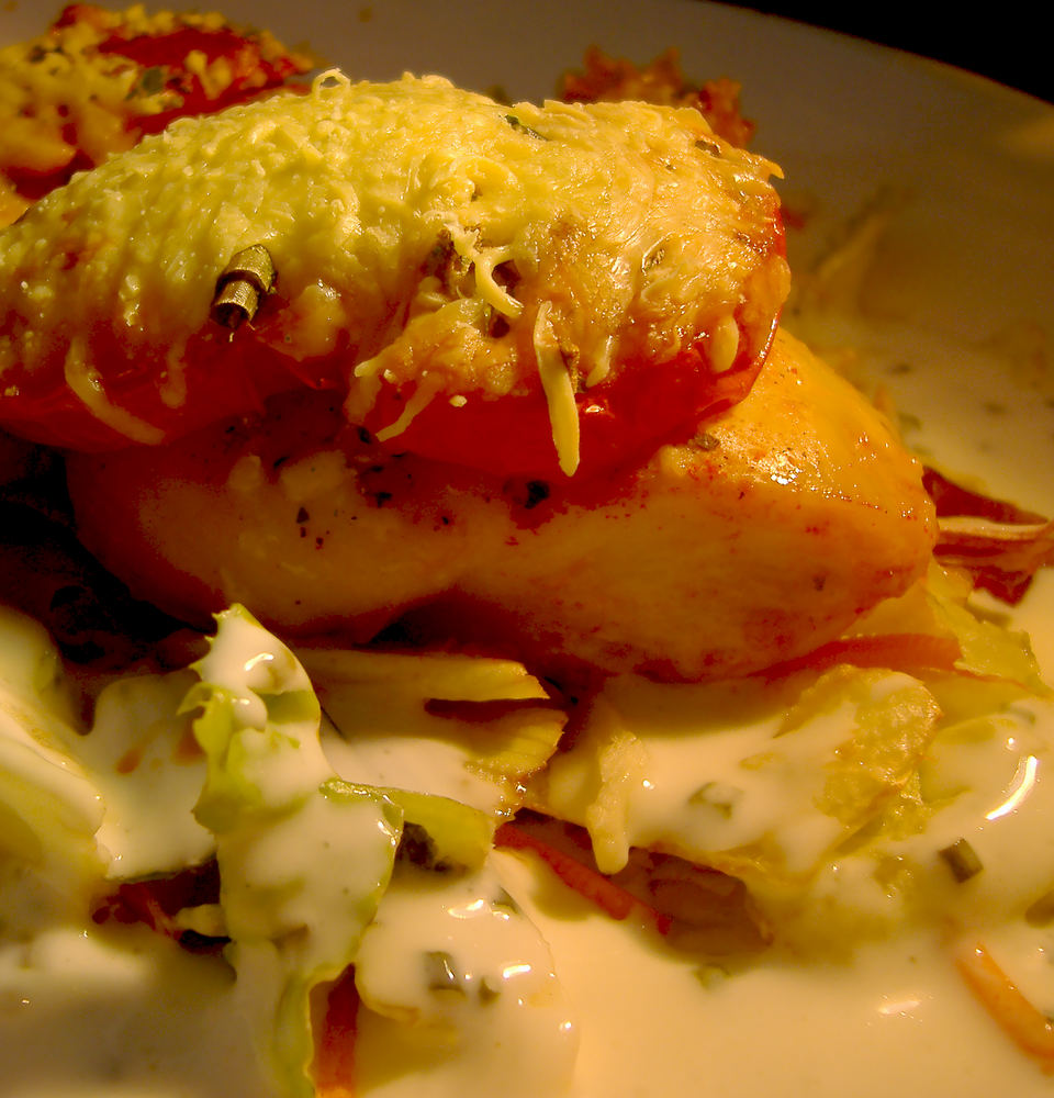 Hähnchen auf Salatbett mit Tomatenhut